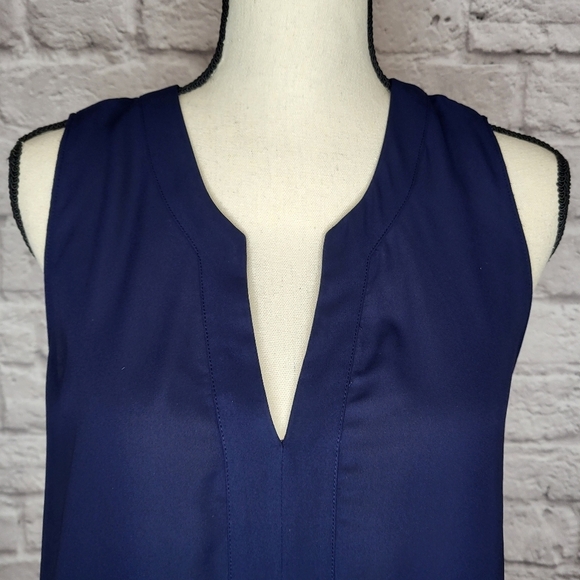 Lilly Pulitzer Gramercy blue sleeveless split v neckline ruffle hem top size M - Picture 4 of 11